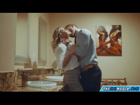❤️ Kur një bjonde me bukë ju josh në një banjë publike ❤️❌ Pornografi anale tek ne ❌